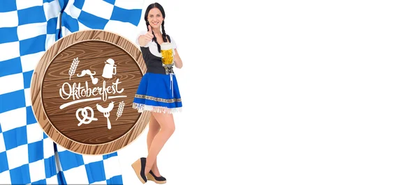 Gadis Oktoberfest memegang tankard bir — Stok Foto