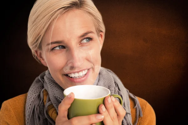 Primo piano di donna che beve da una tazza — Foto Stock