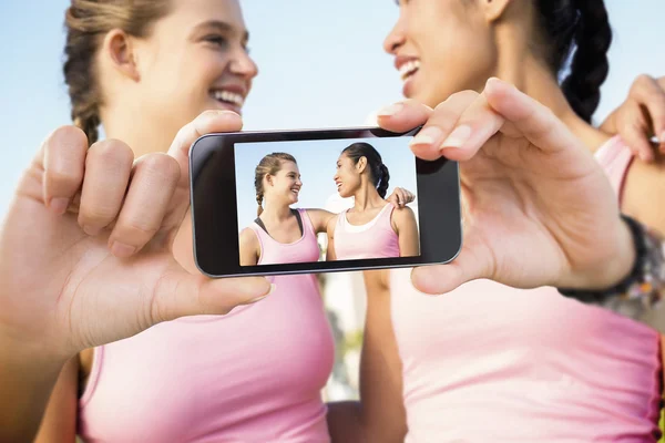 Hand holding smartphone showing — Stock Photo, Image