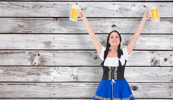 Oktoberfest fille tenant des réservoirs de bière — Photo
