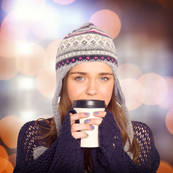 Mooie vrouw in warme kleding drinken koffie — Stockfoto