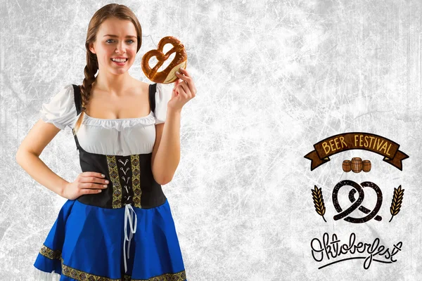 Oktoberfest kız holding simit — Stok fotoğraf
