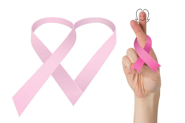 Gekruiste vingers met borst kanker lint — Stockfoto