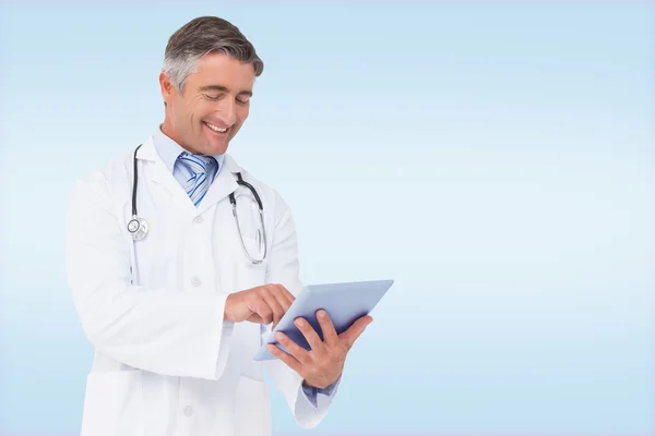 Szczęśliwy lekarza przy użyciu komputera typu tablet — Zdjęcie stockowe