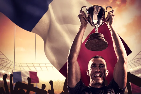 Portrét úspěšných ragbyový hráč drží trophy — Stock fotografie