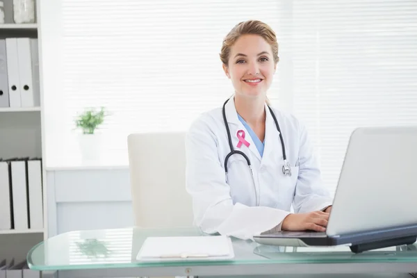 Nastro rosa di consapevolezza del cancro al seno — Foto Stock