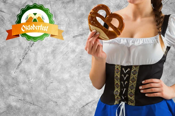 Oktoberfest fille tenant bretzel — Photo