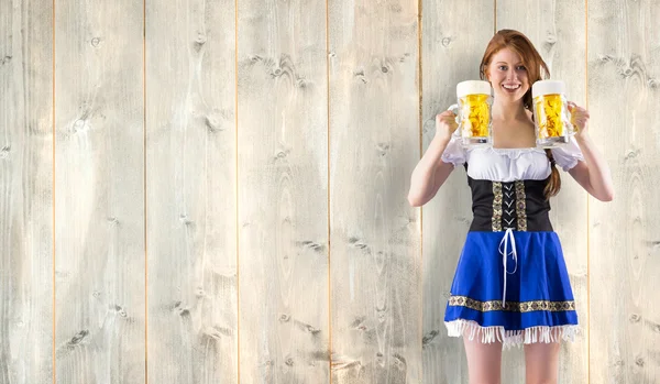 Oktoberfest-Mädchen mit Krügen Bier — Stockfoto