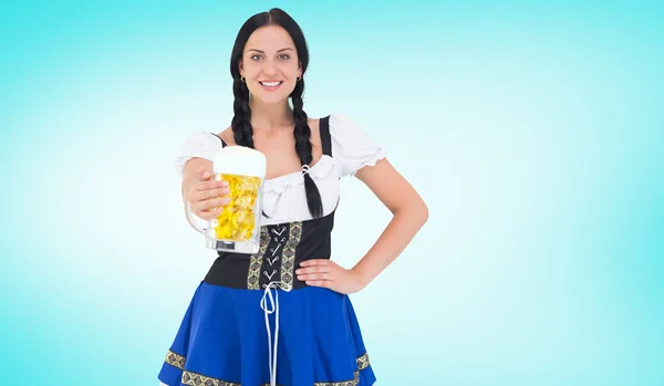 Oktoberfest menina segurando cerveja tankard — Fotografia de Stock