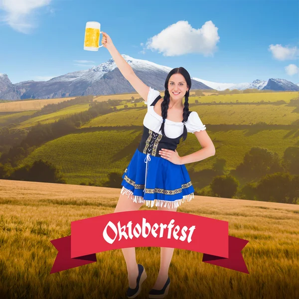 Oktoberfest κοπέλα που κρατά μπύρα ποτήρι με λαβή — Φωτογραφία Αρχείου