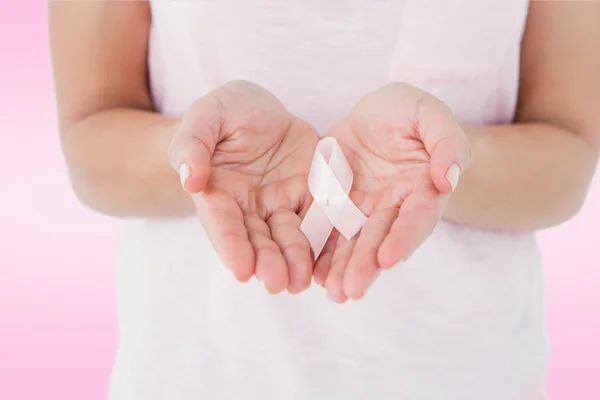 Mujer sosteniendo cinta rosa para el cáncer de mama —  Fotos de Stock