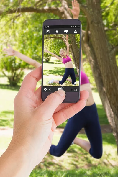 Mano femenina sosteniendo un smartphone —  Fotos de Stock