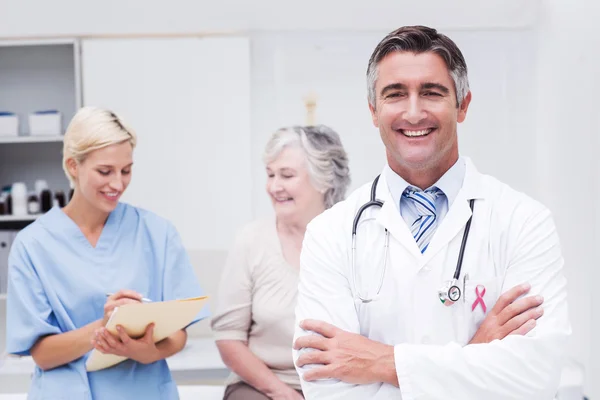 Zusammengesetztes Bild eines rosafarbenen Bewusstseinsbands — Stockfoto