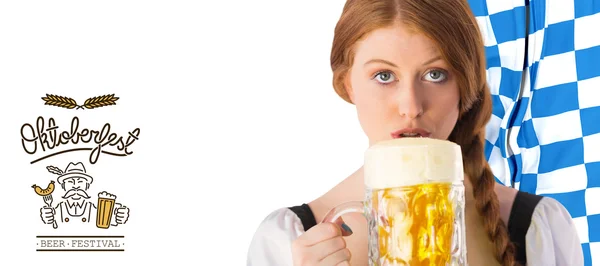 Дівчина п'є глечик пива — стокове фото
