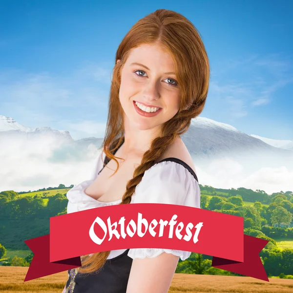 Oktoberfest ragazza sorridente alla macchina fotografica — Foto Stock