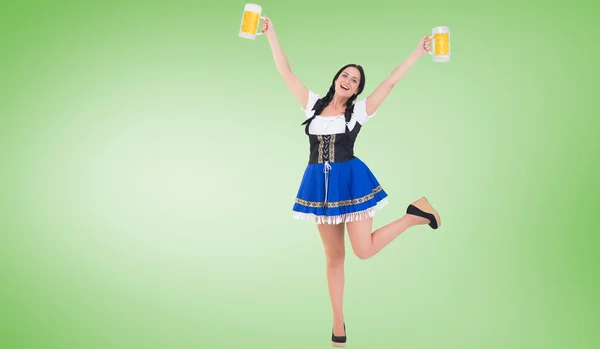 Oktoberfest-Mädchen mit Bierflaschen — Stockfoto