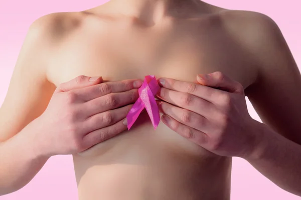 Imagen compuesta de mujer desnuda con cinta de cáncer de mama — Foto de Stock