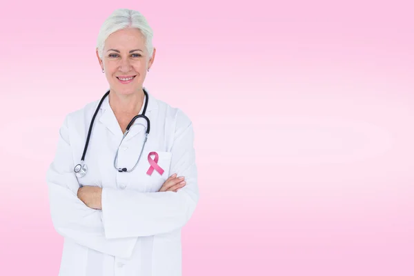 Médico sonriente con estetoscopio — Foto de Stock