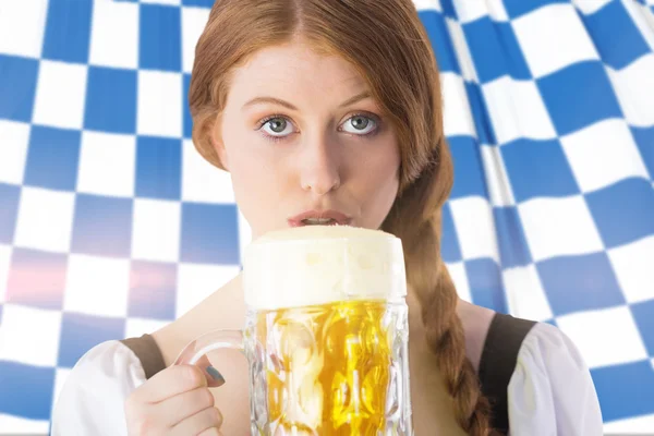 Oktoberfest meisje kruik van bier drinken — Stockfoto