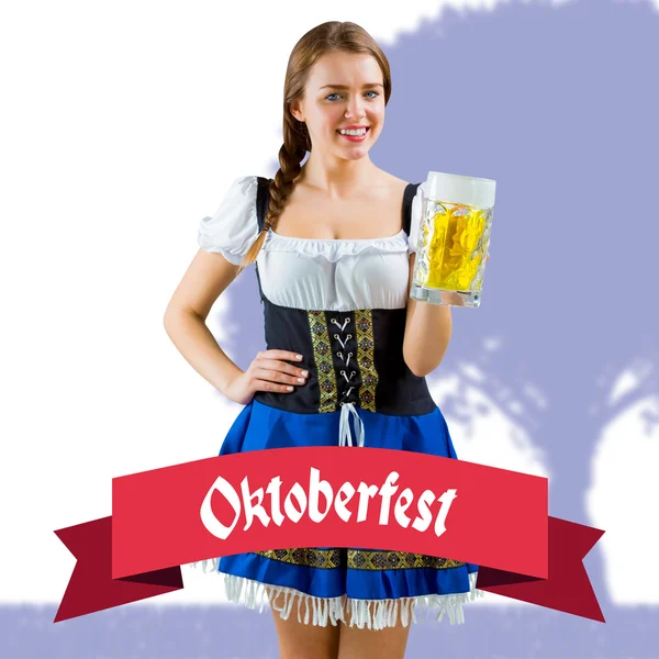 Oktoberfest kız holding bira — Stok fotoğraf