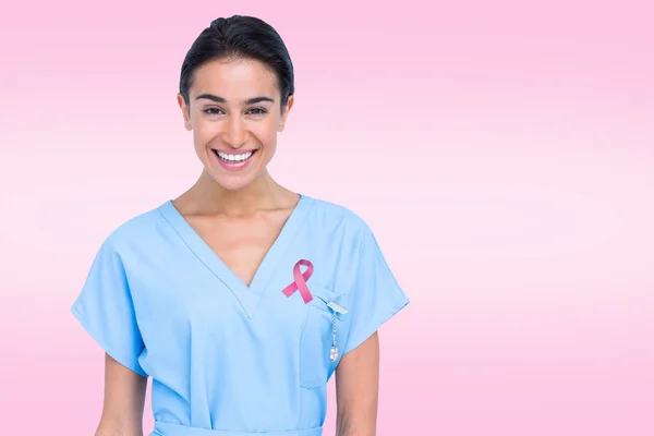 Immagine composita di giovane infermiera in tunica blu — Foto Stock