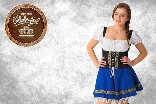 Oktoberfest fille souriant à la caméra — Photo