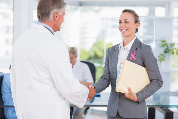 Säker läkare hälsning ganska businesswoma — Stockfoto