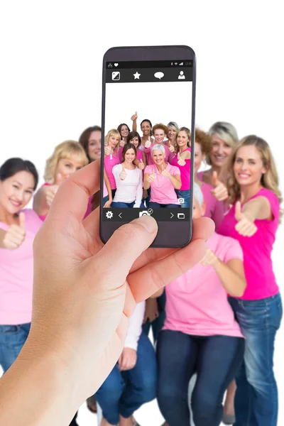 Weibliche Hand hält ein Smartphone — Stockfoto