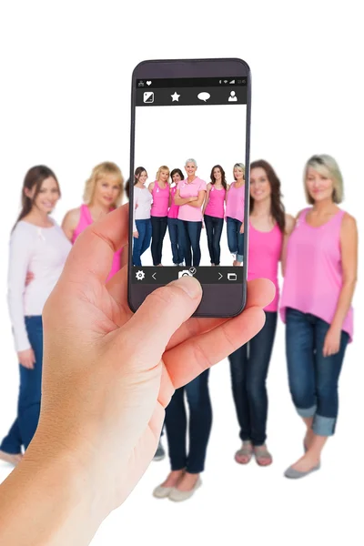 Mano femminile che tiene uno smartphone — Foto Stock