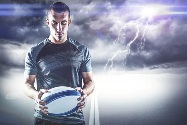 Jugador de rugby serio sosteniendo la pelota —  Fotos de Stock