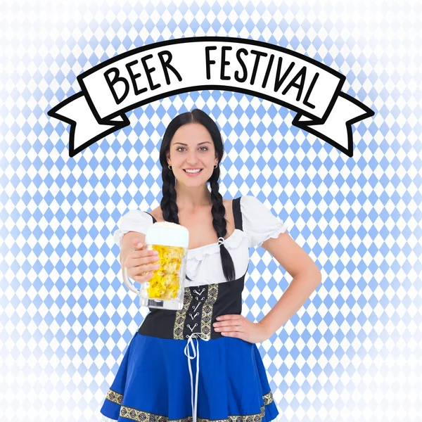 Oktoberfest flicka håller beer tankard — Stockfoto