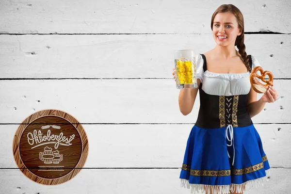 Oktoberfest meisje holding bier en krakeling — Stockfoto