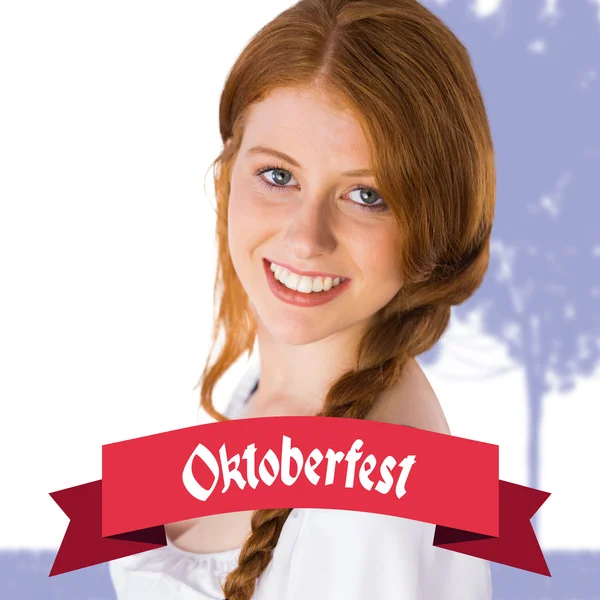 Oktoberfest chica sonriendo a la cámara — Foto de Stock