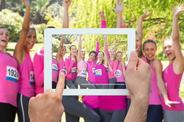 Imagen compuesta de la mano que sostiene la tableta pc —  Fotos de Stock