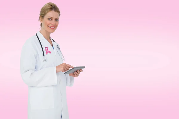 Blond lékař pomocí počítače tablet pc — Stock fotografie