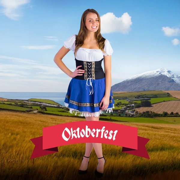 Oktoberfest-Mädchen lächelt in die Kamera — Stockfoto