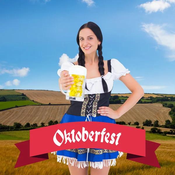 Oktoberfest menina segurando cerveja tankard — Fotografia de Stock