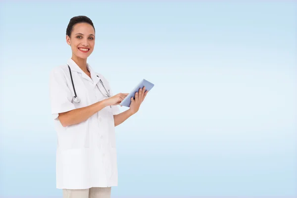 Enfermera bonita usando tableta pc —  Fotos de Stock