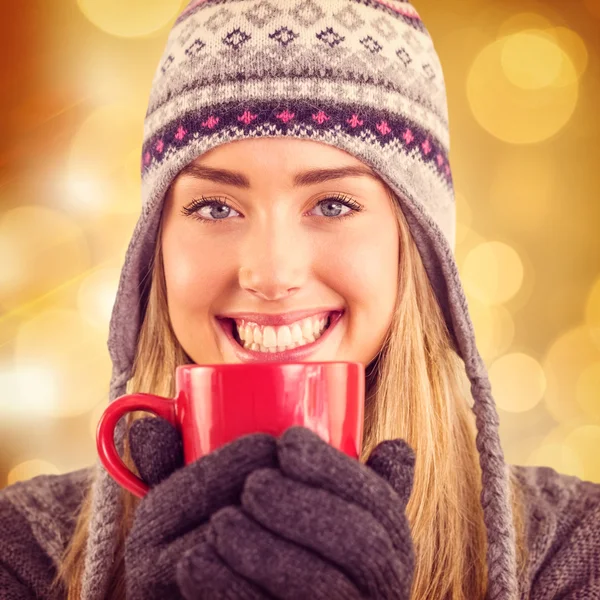 Glückliche Blondine in Winterkleidung mit Becher — Stockfoto