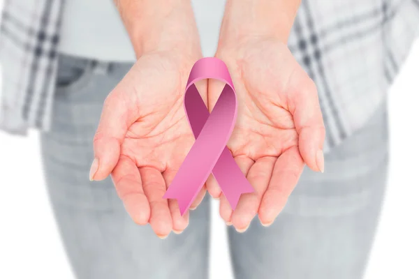 Handen met borst kanker bewustzijn lint — Stockfoto