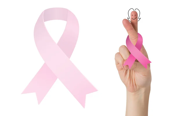 Doigts croisés avec ruban de cancer du sein — Photo