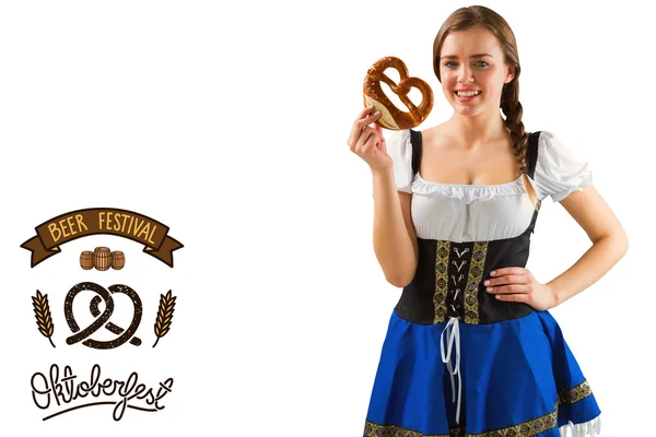 Jolie fille oktoberfest tenant bretzel — Photo