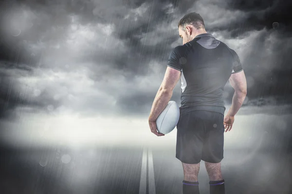 Jugador de rugby duro sosteniendo la pelota —  Fotos de Stock