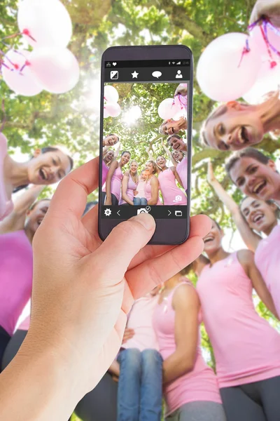 Mano femenina sosteniendo un smartphone — Foto de Stock