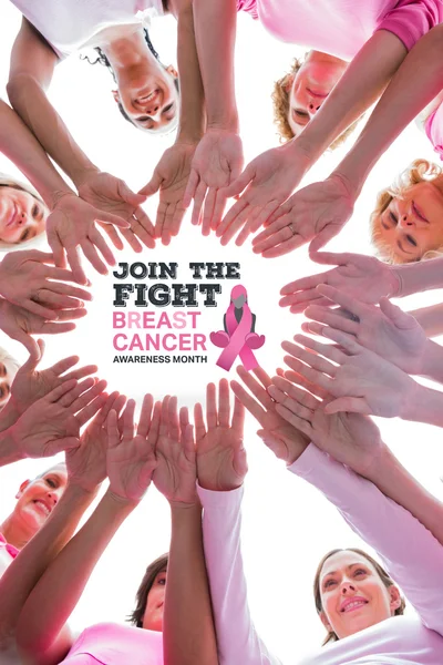 快乐的女人，穿着粉红色的乳腺癌的圈 — 图库照片