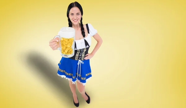 Oktoberfest girl gazdaság sör tankard — Stock Fotó