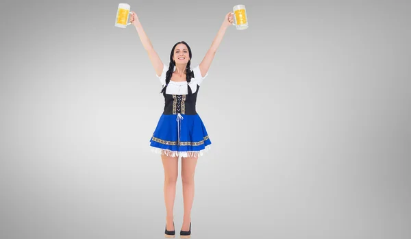 Oktoberfest meisje houdt van bier tankards — Stockfoto