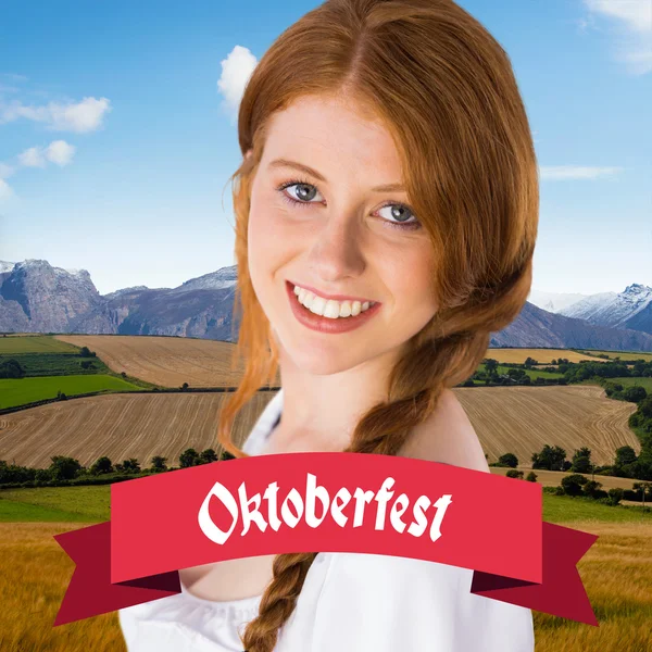 Oktoberfest-Mädchen lächelt in die Kamera — Stockfoto