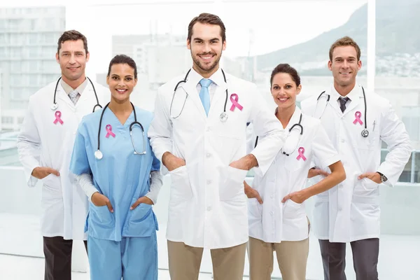 Pinkfarbenes Brustkrebs-Bewusstseinsband — Stockfoto
