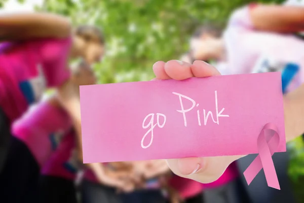 Gaan tegen vrouwen lachend roze — Stockfoto